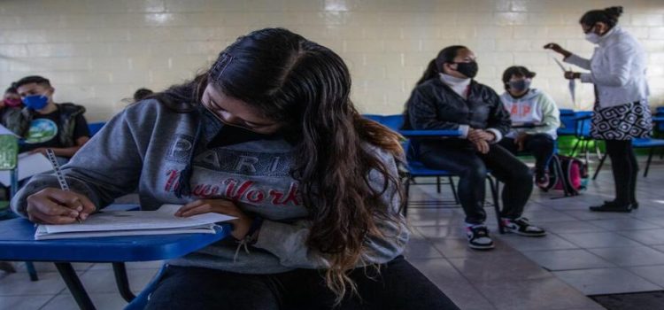 Aforo al 50% en escuelas de 11 municipios por alta transmisión de Covid