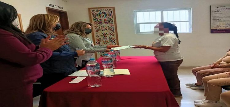 Gobierno de Hidalgo entrega becas a mujeres de todo el estado