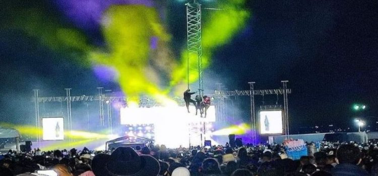 Mujer sube a torre de iluminación en concierto de Julión Álvarez