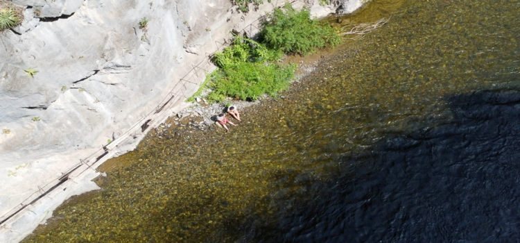 Autoridades de Hidalgo rescatan a dos personas atrapadas en el río Moctezuma