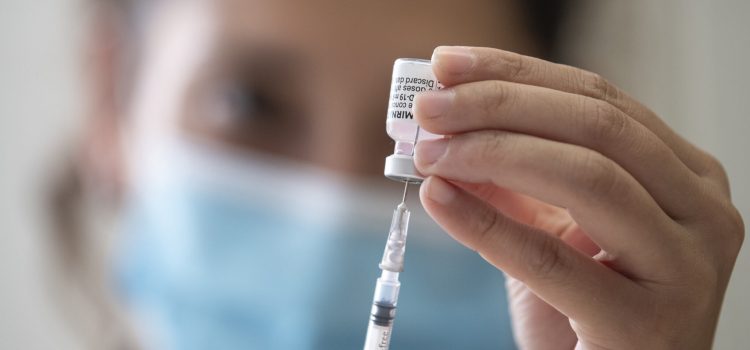Aplicarán vacunas de refuerzo y primeras dosis contra COVID-19