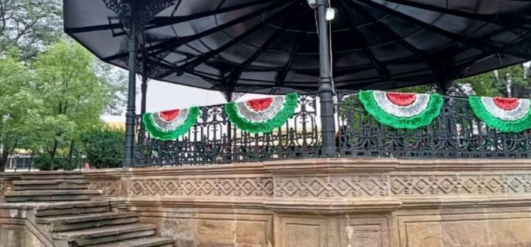 Colocan luces tricolores en las calles de Tulancingo por fiestas patrias