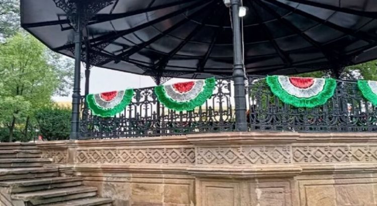 Colocan luces tricolores en las calles de Tulancingo por fiestas patrias