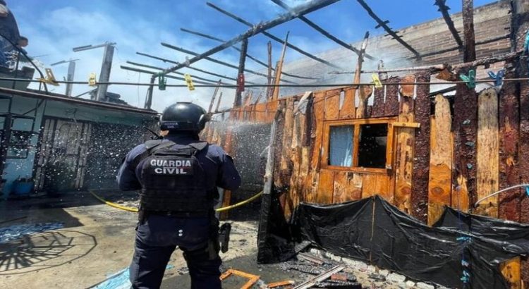 Guardia Civil y policías auxilian incendio a casa habitación, en Hidalgo