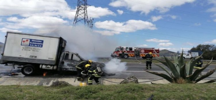 Se incendia camioneta sobre la carretera Pachuca-Tulancingo