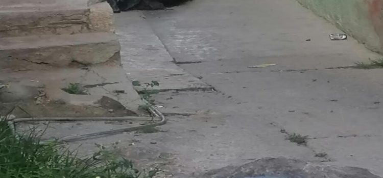 Dejan un cuerpo atado a un diablito en callejón de Hidalgo