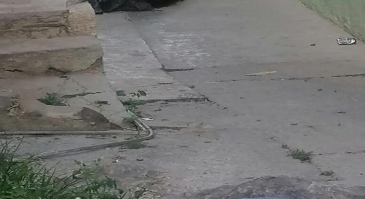 Dejan un cuerpo atado a un diablito en callejón de Hidalgo