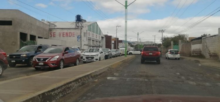 Ocupan el bulevar Centenario de Tulancingo como “estacionamiento”