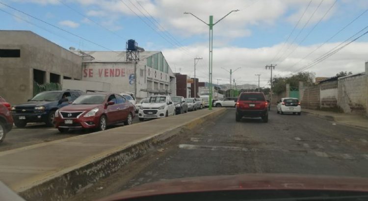 Ocupan el bulevar Centenario de Tulancingo como “estacionamiento”