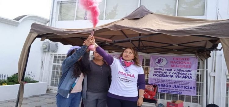 Protestan mujeres contra la violencia vicaria