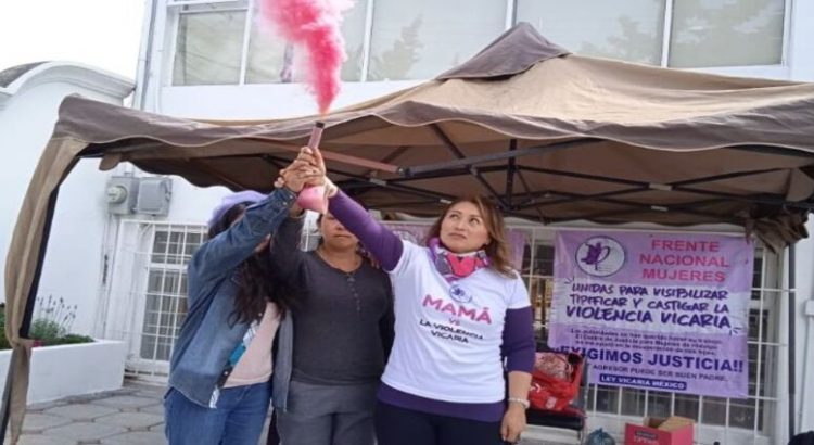 Protestan mujeres contra la violencia vicaria