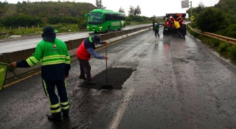 Urgen conductores a reparar carretera Tulancingo-Cuautepec