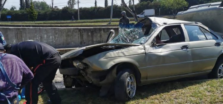 Cae auto de puente en Tulancingo, hay dos menores lesionados