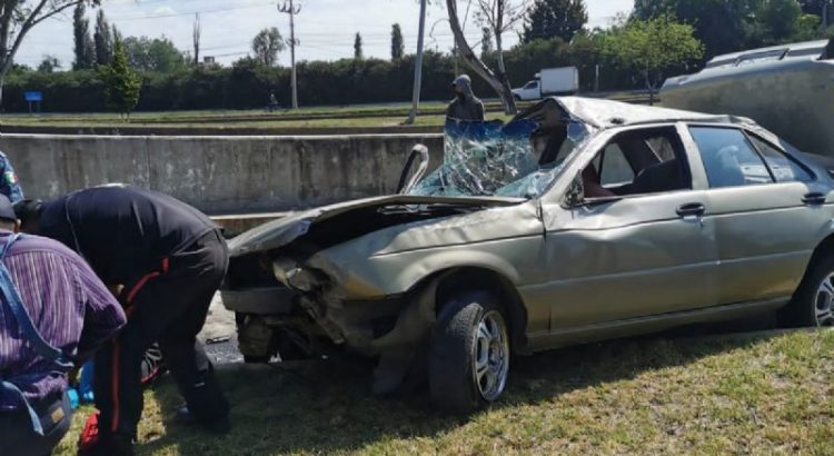 Cae auto de puente en Tulancingo, hay dos menores lesionados