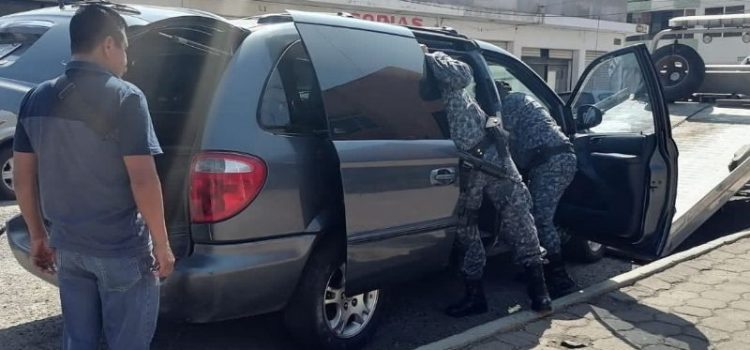 Encuentran camioneta con dinero en Tulancingo