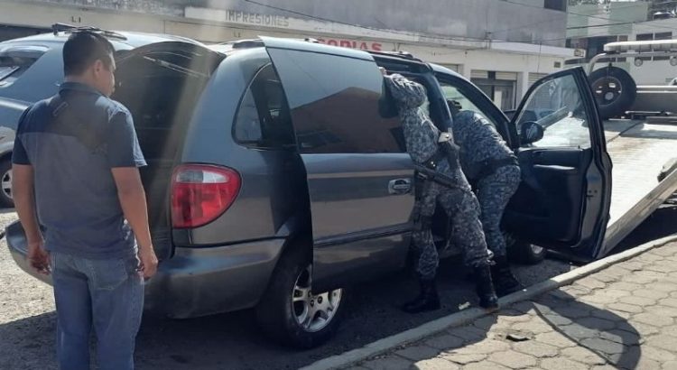 Encuentran camioneta con dinero en Tulancingo