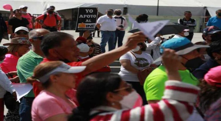 Marchan para defender al INE en Hidalgo y se les une el PRI