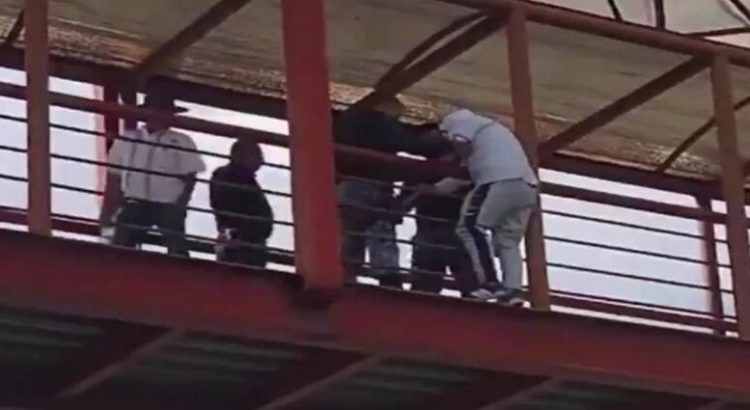 Policías evitaron que un hombre se lanzara de un puente en Hidalgo