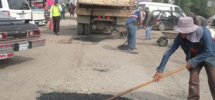 Realizan bacheo y pinta de señaléticas viales en Tulancingo