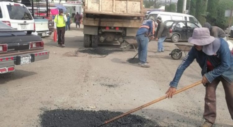 Realizan bacheo y pinta de señaléticas viales en Tulancingo