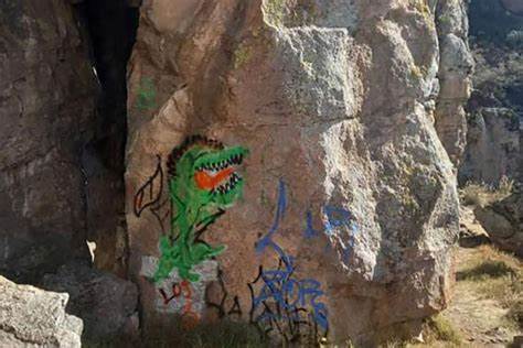 Grafitean vestigios en zona arqueológica de Huapalcalco, en Hidalgo