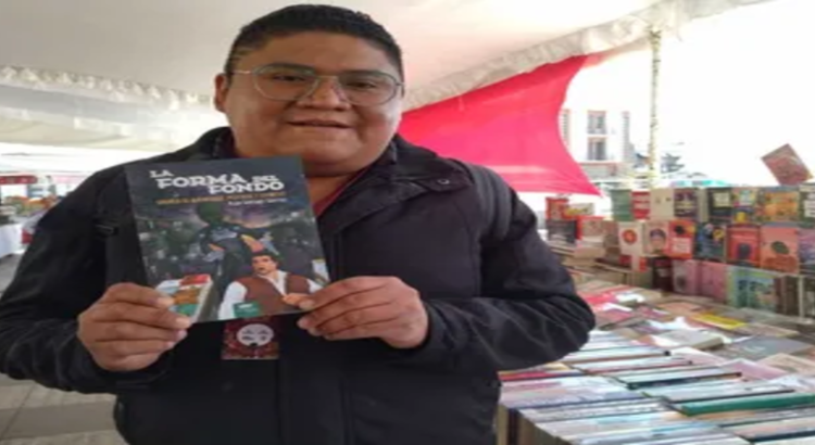 Escritor promueve su primer novela en la Segunda Feria Metropolitana del libro Pachuca 2023