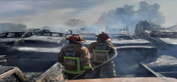 Incendio calcina 100 autos en corralón de Hidalgo