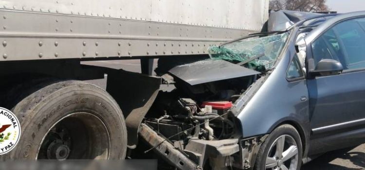 Accidente vial entre una camioneta y un trailer en Tulancingo