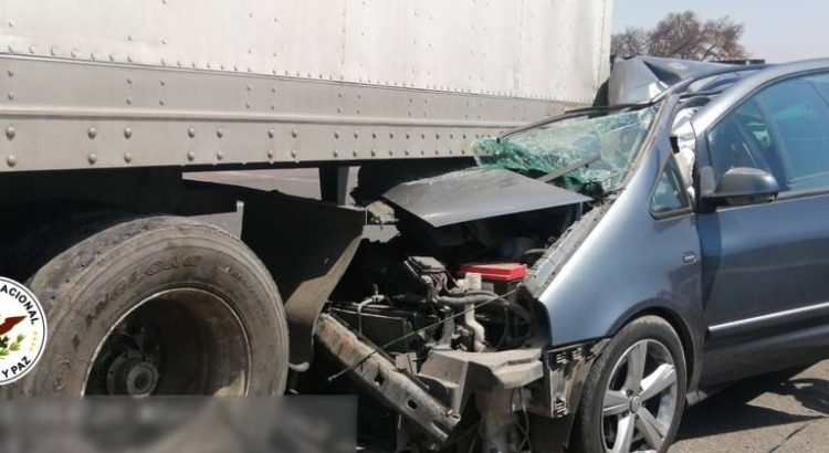 Accidente vial entre una camioneta y un trailer en Tulancingo