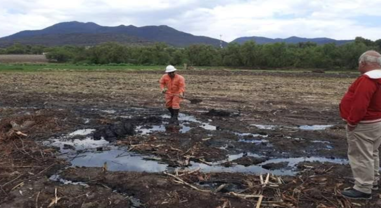 Miles de litros de combustible se derraman en el río Tula, Hidalgo