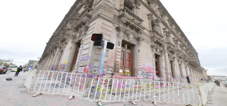 Feministas dañan el Palacio de Gobierno de Hidalgo