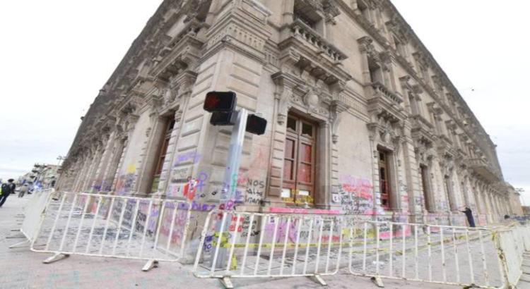 Feministas dañan el Palacio de Gobierno de Hidalgo