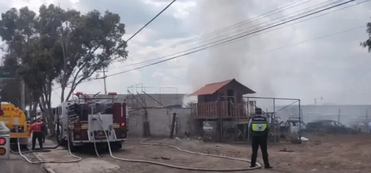 Incendio en deshuesadero de Tulancingo deja daños materiales
