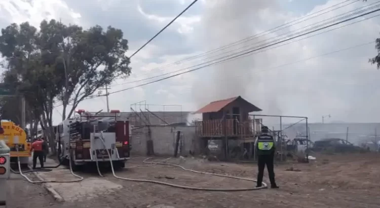 Incendio en deshuesadero de Tulancingo deja daños materiales