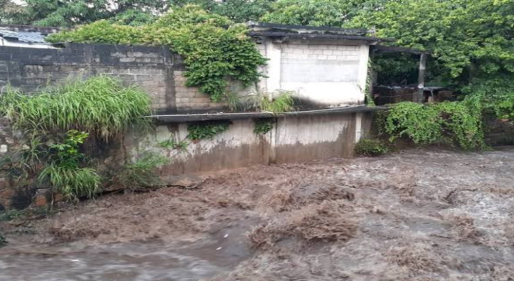 Fuertes lluvias ocasionan derrumbes y aumento de ríos en Hidalgo