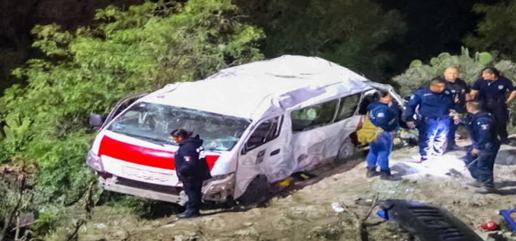 Camioneta con turistas cae a barranco en Hidalgo