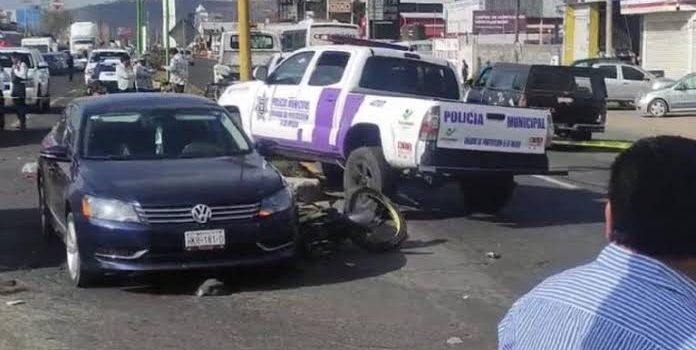Muere mujer al chocar moto con patrulla en Tulancingo