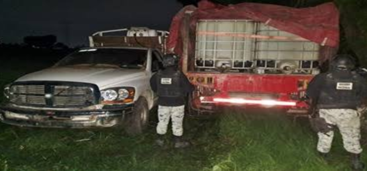 Guardia Nacional localiza toma clandestina y asegura contenedores con hidrocarburo dentro de vehículos