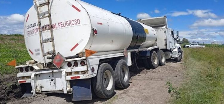 Recuperan dos tractocamiones y huachicol en Hidalgo