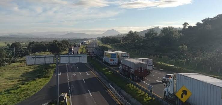 Autopista México-Tulancingo: cerrada tras volcar tráiler con combustible