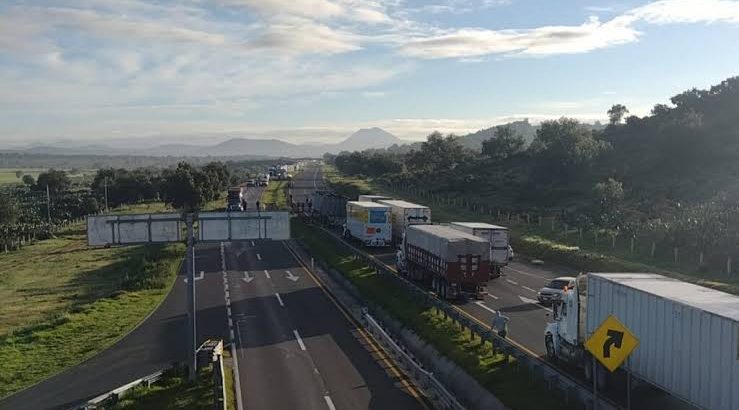 Autopista México-Tulancingo: cerrada tras volcar tráiler con combustible