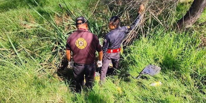 Localizan un hombre muerto en un canal de aguas negras