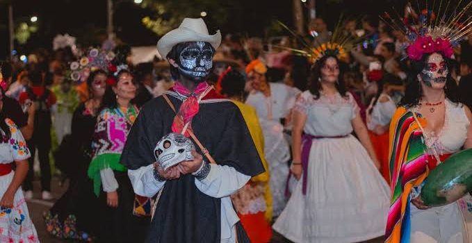 Desfile de catrinas y catrines en Tulancingo