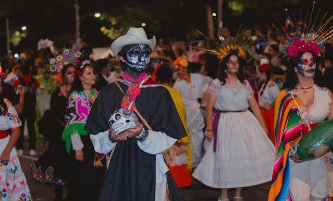 Desfile de catrinas y catrines en Tulancingo