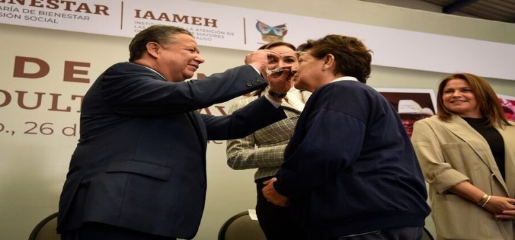Gobernador de Hidalgo entrega lentes a adultos mayores