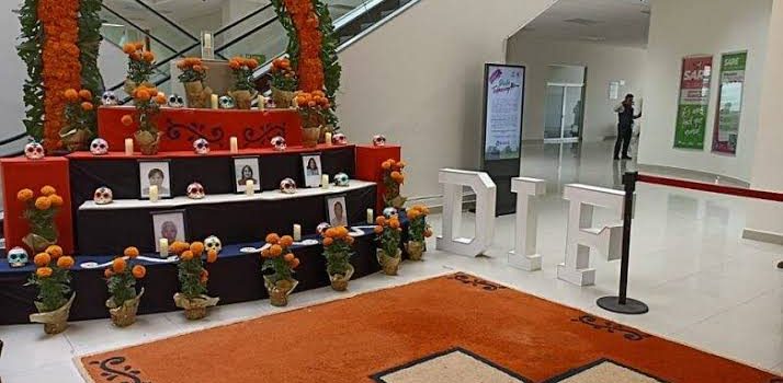 El sistema DIF de Tulancingo, coloca ofrenda de día muertos