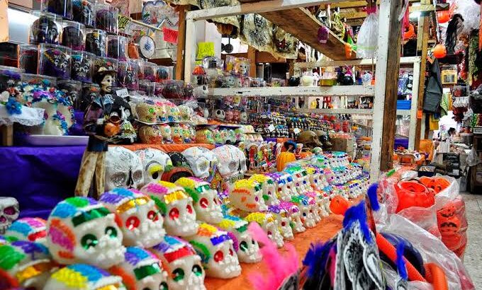 Preparan tradicional tianguis de muertos en Tulancingo