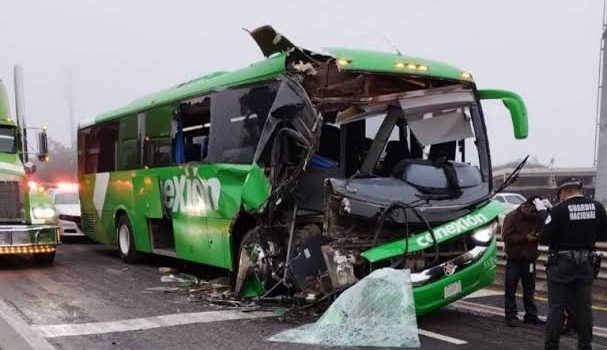 Autobús choca contra tráiler en Tulancingo