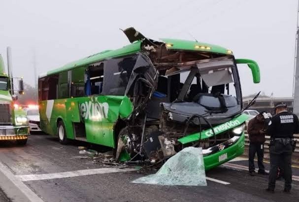 Autobús choca contra tráiler en Tulancingo