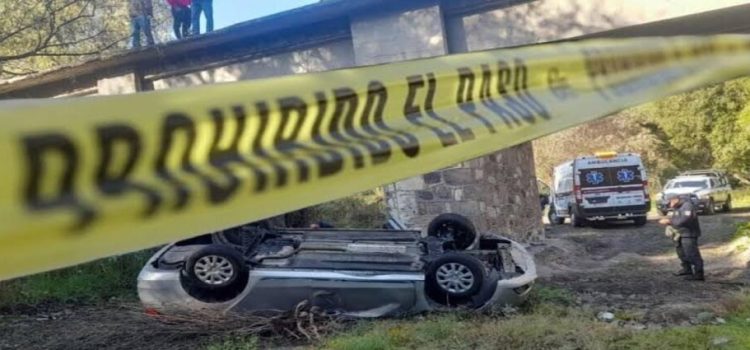 Mueren dos personas al caer un auto de puente